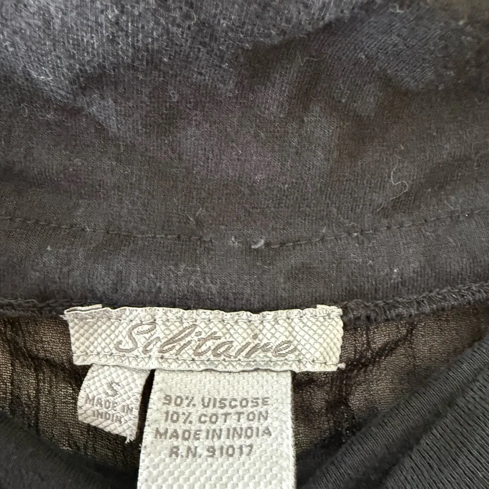 Solitaire Black Top with Textured Label - Picture 3 of 3